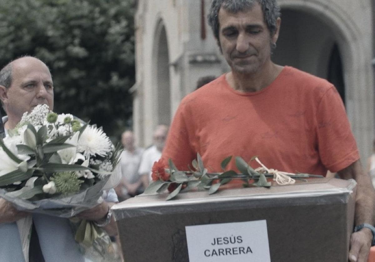 Fotograma del documental, con el traslado de los restos de Jesús Carrera al cementerio de Hondarribia.