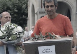 Fotograma del documental, con el traslado de los restos de Jesús Carrera al cementerio de Hondarribia.