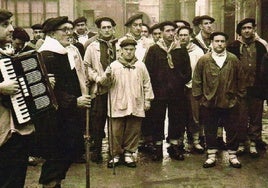 Germán Uriguen 'Etxegiña' (con gafas) entona unos bertsos durante una de las salidas del coro de Santa Águeda que él mismo fundó.