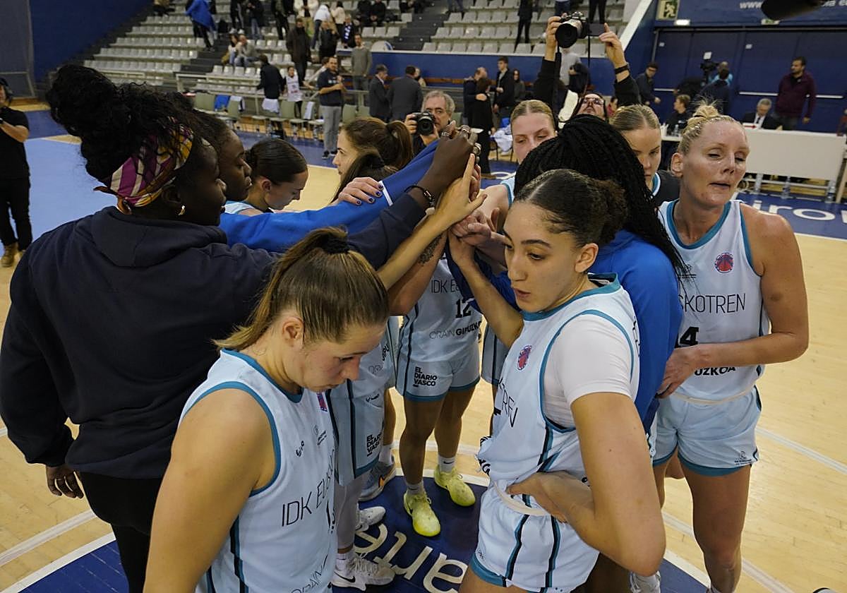 Las jugadoras del IDK, cabizbajas tras el término del encuentro.
