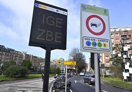 Carteles de la zona de bajas emisiones en Donostia.