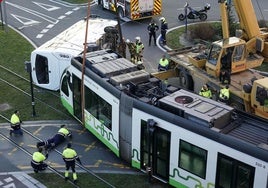 La fuerza del impacto ha provocado que el microbús volcara.