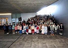 Representantes de la primera compañía de la tamborrada infantil de Aldapeta Maria ikastetxea.