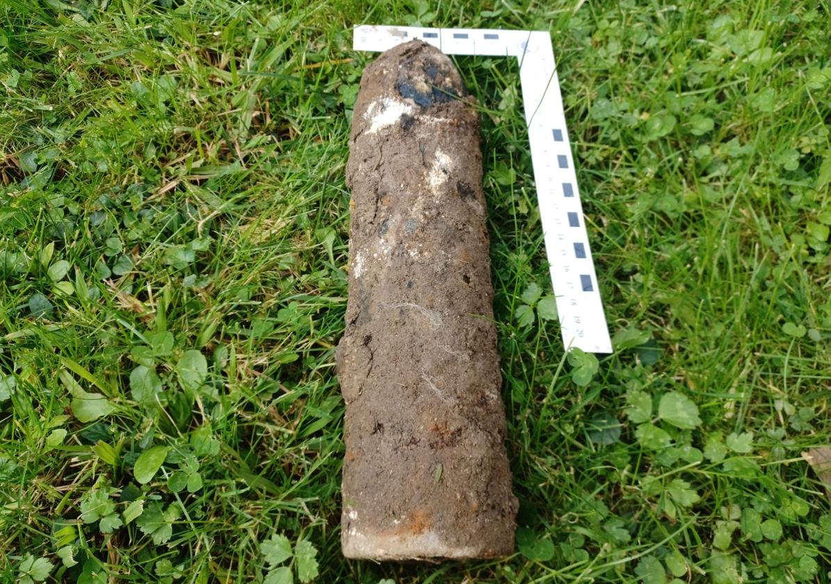 Encuentran un obús de la Guerra Civil en el jardín de una casa de Hondarribia