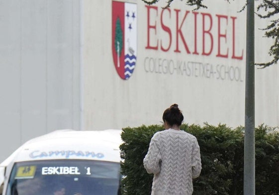 Una madre lleva a su hijo al colegio Eskibel.