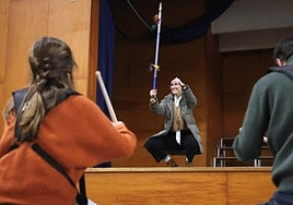 Lucía Arzallus, Tambor Mayor de la tamborrada del Coro Easo Abesbatza, ensayando marchas y coreografía en Santo Tomas Lizeoa.
