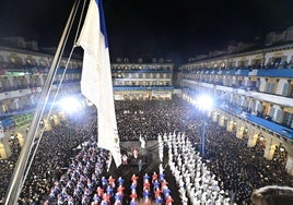 Momento de la Izada en la Plaza de la Constitución llena de gente.