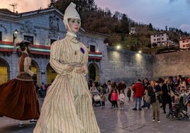 La comparsa de gigantes y cabezudos volverá a recorrer las calles del casco urbano de la localidad por la tarde.