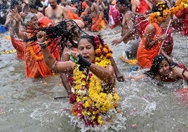 Varios hindúes se bañan en las aguas del río en Allahabad.