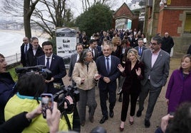 La vicepresidenta segunda del Gobierno y ministra de Trabajo, Yolanda Díaz, rodeada de autoridades en el Palacio Miramar de San Sebastián