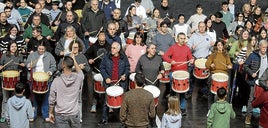 Componentes de la agrupación durante uno de los ensayos.