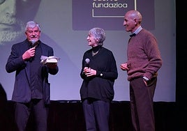 Juanje Neira recoge la pieza de joyería de manos de Bueno y Lomba