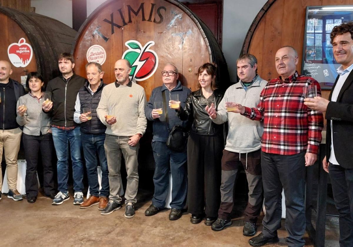 Representantes de las sidrerías y entidades comarcales en la presentación.