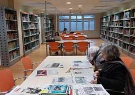 Hemeroteca y la zona de estudio, al fondo, que la biblioteca municipal aislará con una cristalera.