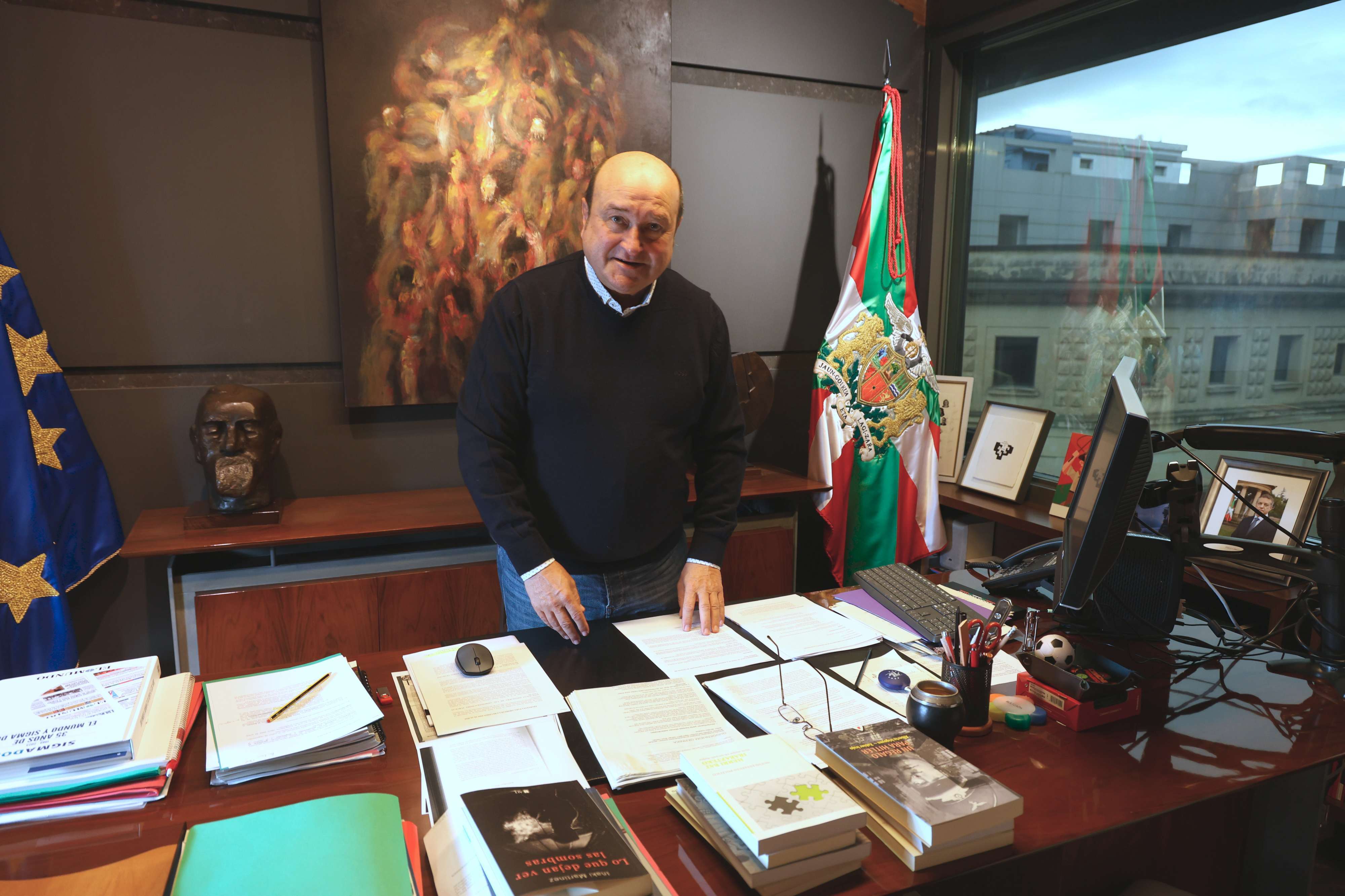 La quinta planta de Sabin Etxea, en Bilbao, ha sido su lugar de trabajo en estos doce años y de reunión con sus colaboradores. 