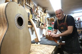 Sergio Callejo Mijangos, en su taller en Donostia.