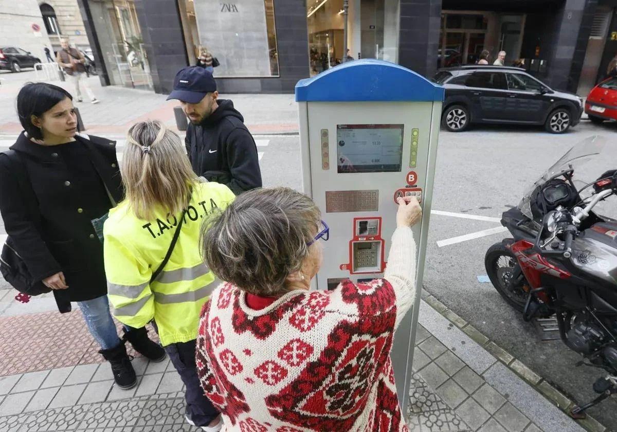 Una ciudadana paga la OTA en Bilbao, en una imagen de archivo.