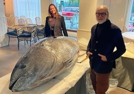 El restaurante La Dársena de Suances, con el ejemplar de atún rojo de más de 300 kilos adquirido para las Jornadas del Atún Rojo.