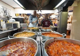 Los cocineros de la sociedad Esperanza de la Parte Vieja posan junto con sus repletas cazuelas hace hoy un año.