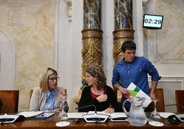 A la izquierda, Olaia Duarte conversa con Reyes Carrere en un pleno en el Ayuntamiento de San Sebastián.