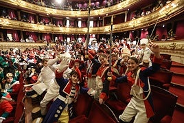 Varias participantes de la Tamborrada Infantil, en la presentación celebrada este viernes en el Teatro Victoria Eugenia.
