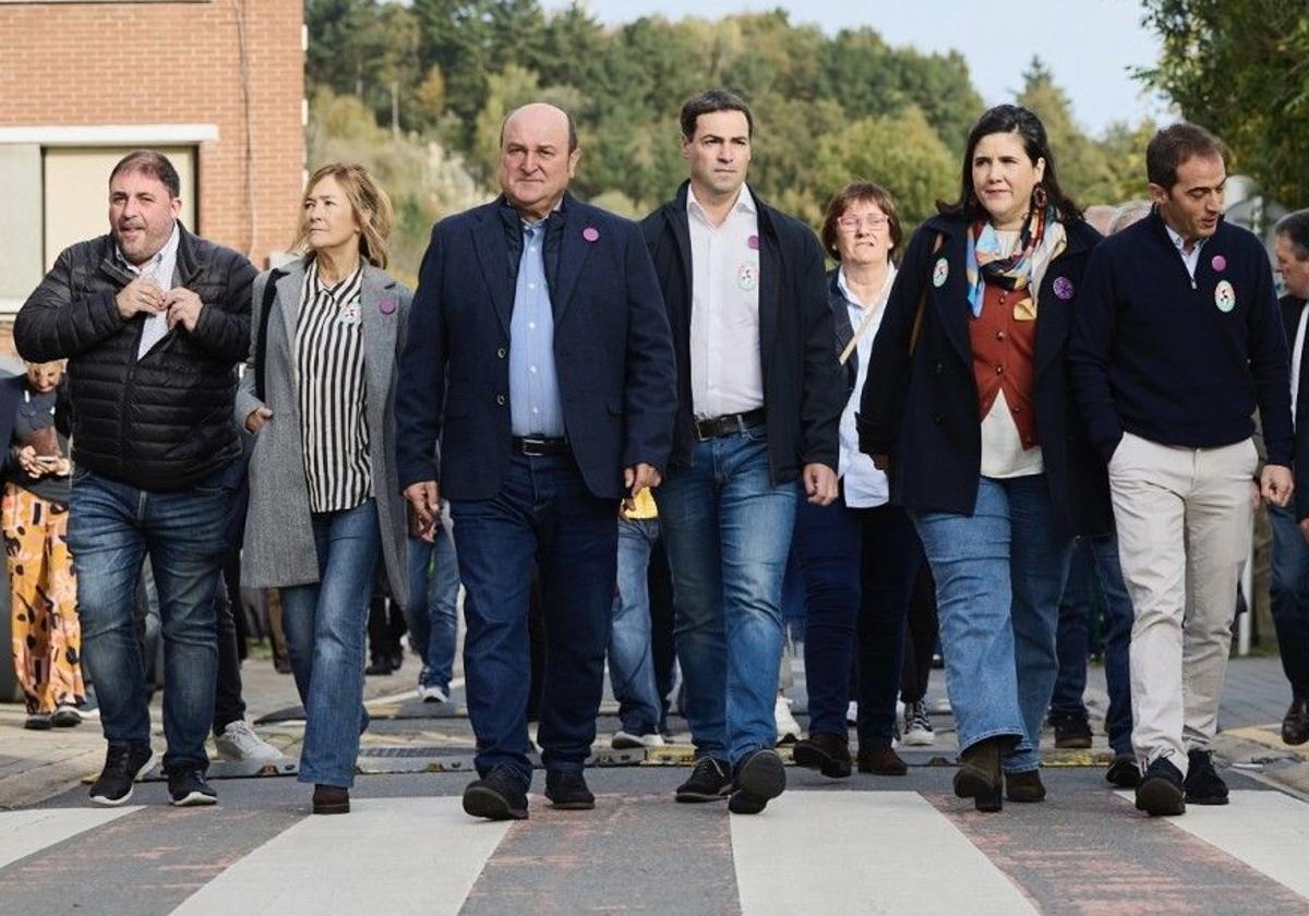Ortuzar, junto al lehendakari Pradales y los líderes territoriales del partido.