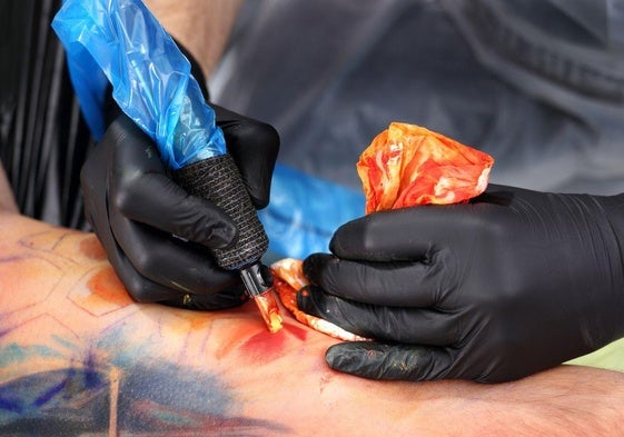 Tatuaje con tintas de colores en un estudio.