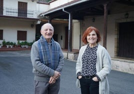 El franciscano Juan José Iturrioz junto a Marijo Razkin, miembro de la Junta.