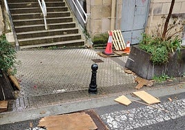 Escribe A. Díaz: «Una zona céntrica como la calle Fuente de la Salud, aunque no sea de tránsito, está hecha un desastre. Socavones que no se arreglan desde hace meses con riesgo para mayores y niños, sin mencionar la falta de limpieza regular. Si la calle se limpia una vez cada dos semanas (¡a lo sumo!) los plásticos, excrementos de perro y restos de obras activas se acumulan rápidamente. Esto parece una favela».