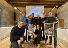 Presentación en el salón de Plenos del cartel y el documental de 'Isiltasunetik' por parte del equipo técnico y representantes municipales.