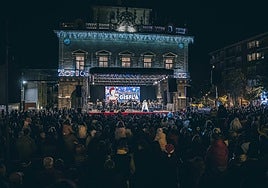 Las novedades en el acto del encendido, concierto de Gisela incluido, lo convirtieron en un evento multitudinario que llenó San Juan.
