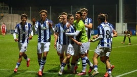 Los jugadores celebran el 1-0 de Goti.