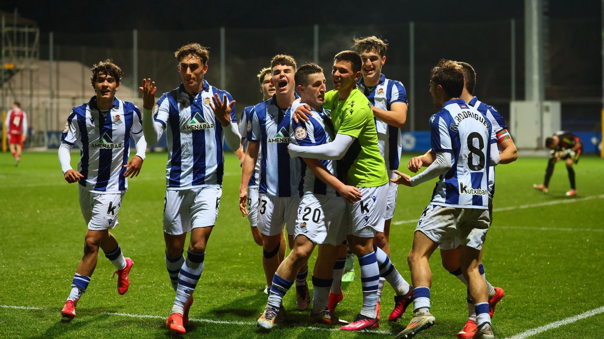 Los jugadores celebran el 1-0 de Goti.