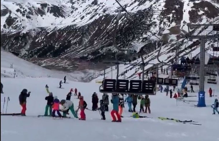Vídeos: las imágenes que deja el accidente de telesilla en la estación de esquí de Astún, en Huesca