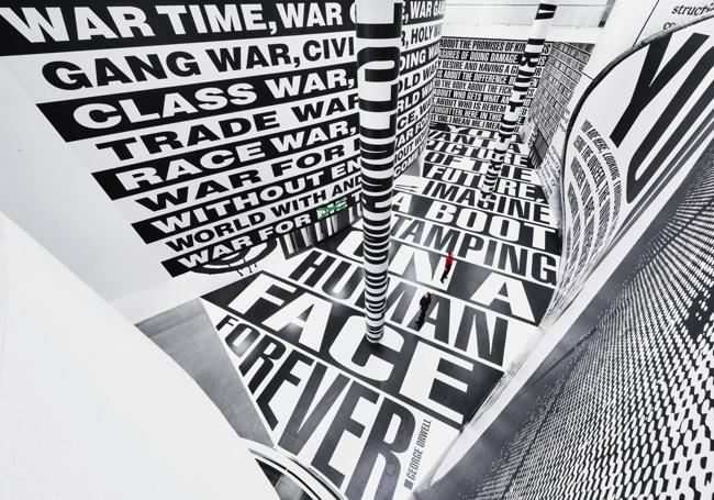 « No Comments », une installation de l'artiste américaine Barbara Kruger, dans laquelle une salle du musée est recouverte de vinyle avec des slogans typiques du langage publicitaire.