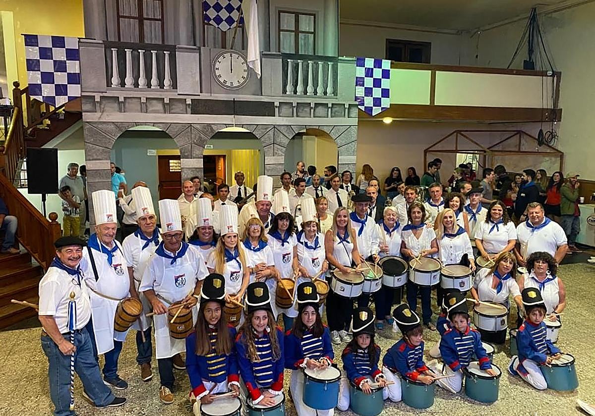 La ciudad argentina de Necoechea celebra la izada en la reproducción de la 'Consti', donde no faltan los tambores.