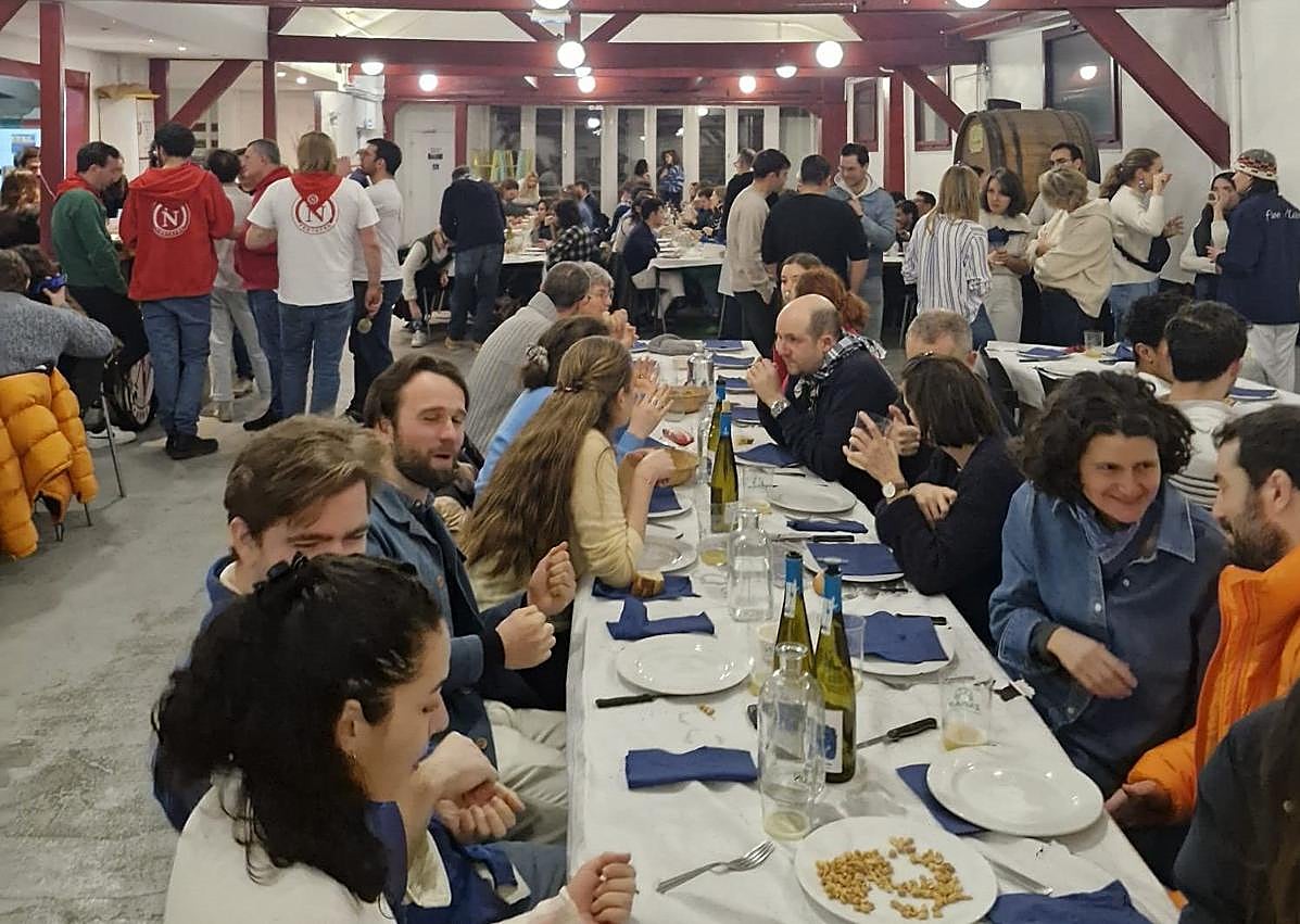 Imagen secundaria 1 - En México, París y Madrid sonaron anoche las marchas de Sarriegi.