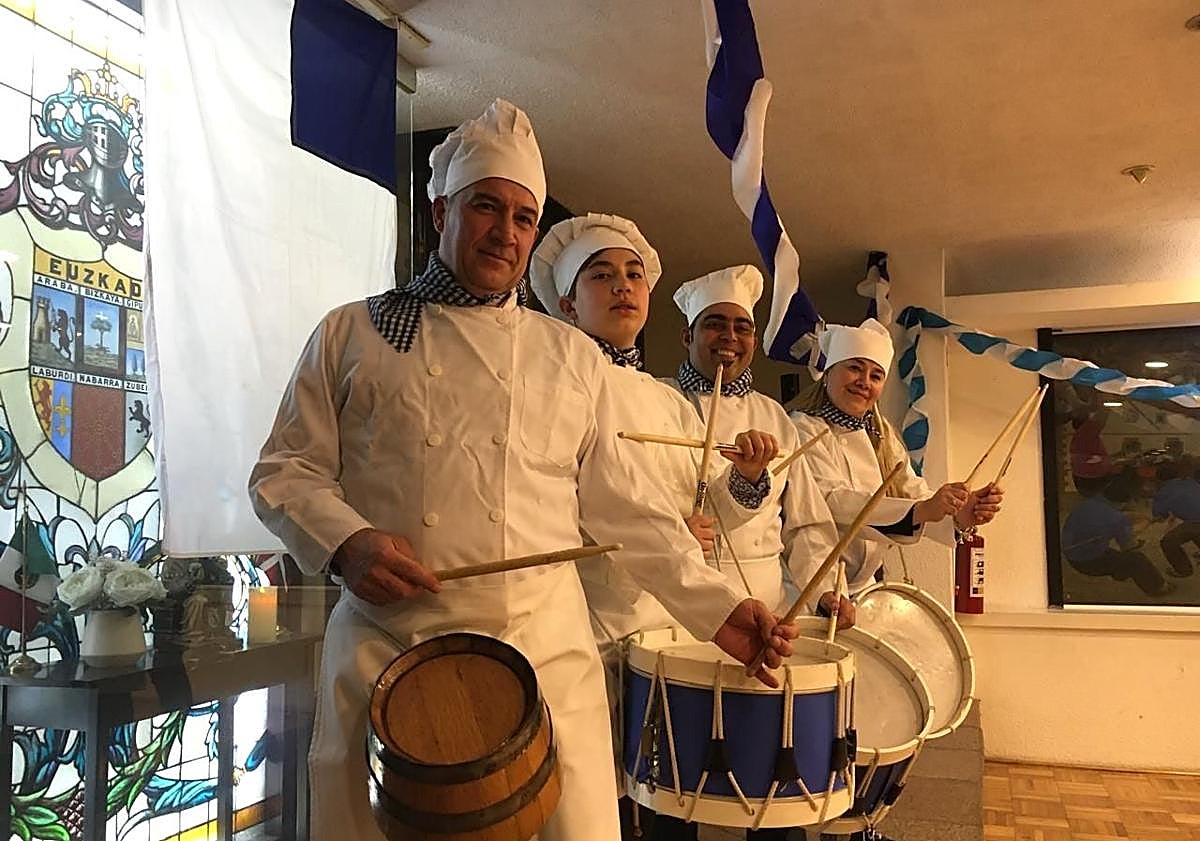 Imagen principal - En México, París y Madrid sonaron anoche las marchas de Sarriegi.