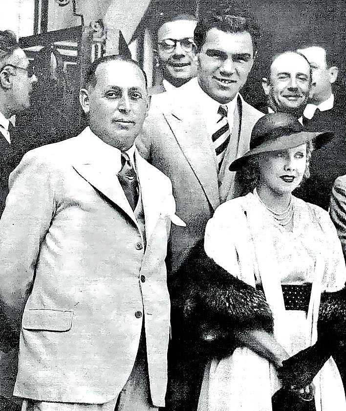 Imagen secundaria 2 - Arriba, Manuel Azaña e Indalecio Prieto, en la calle Garibay, debajo de la sede republicana. Segunda foto de la Fachada del Hotel Ezcurra. Y por último, de izquierda a derecha: Daniel Strauss, Schmelling, Anny Ondra.. 