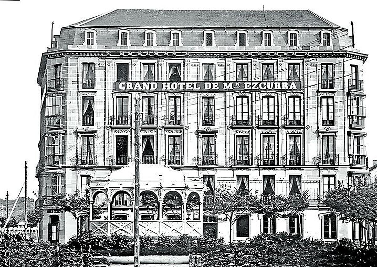 Imagen secundaria 1 - Arriba, Manuel Azaña e Indalecio Prieto, en la calle Garibay, debajo de la sede republicana. Segunda foto de la Fachada del Hotel Ezcurra. Y por último, de izquierda a derecha: Daniel Strauss, Schmelling, Anny Ondra.. 