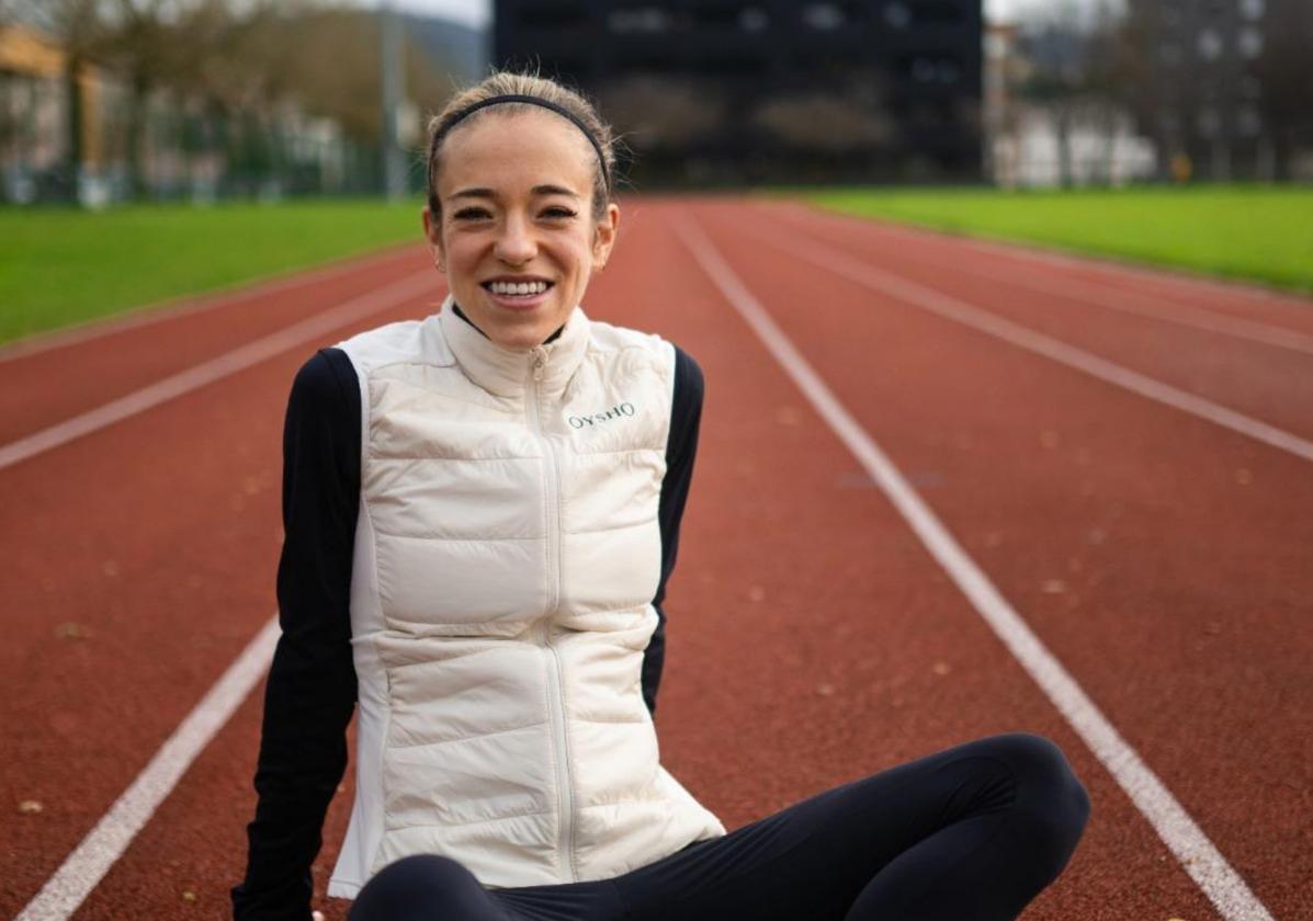 La donostiarra Sara Villasante, durante un entrenamiento en la pista de atletismo de Hernani, donde se reunió con varias compañeras de su nuevo club.