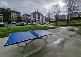 Mesas de ping pong y teqball instaladas junto al polideportivo.