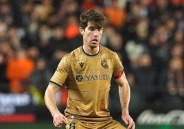 Aritz luce el brazalete de capitán en Mestalla.