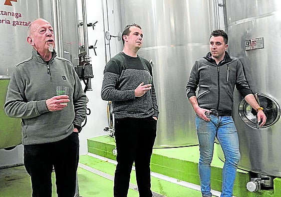 Sebastian Lizaso eta Ion Beloki bertsotan sagardotegiaren kupelen artean Axier Gaztañaga ondoan dutela.