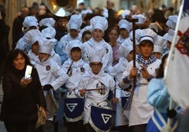 Los txikis de Gaztelubide desfilando este domingo por la tarde en la Parte Vieja.