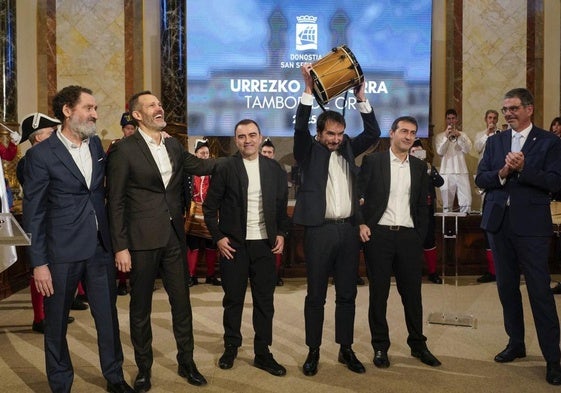 Jon Garaño, Jose Mari Goenaga, Xabier Berzosa, Aitor Arregi y Asier Acha, en la ceremonia de entrega del Tambor de Oro.