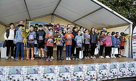 Foto de familia con los ganadores y ganadoras y finalistas, miembros de la organización y representantes del Ayuntamiento.