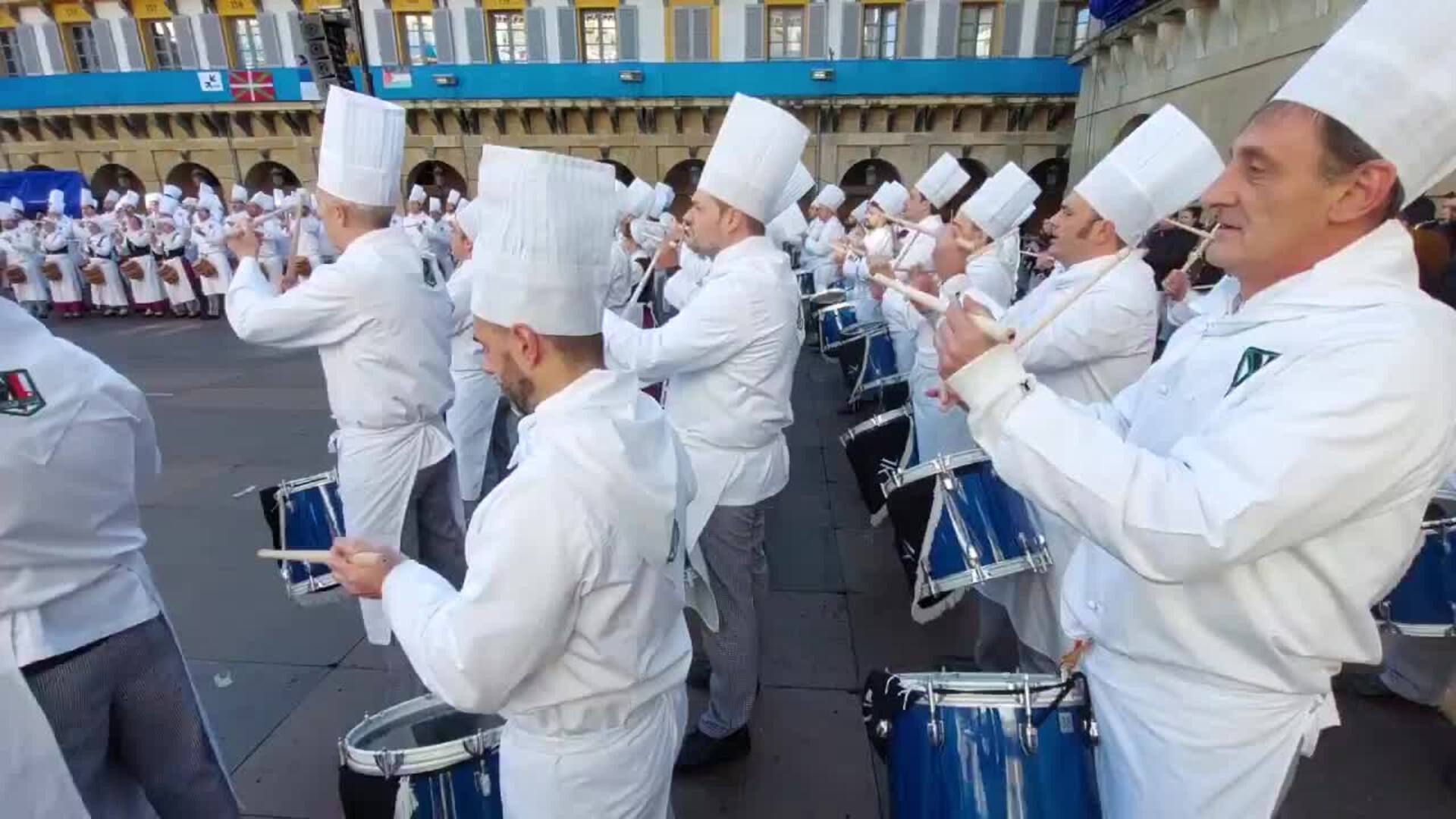 Los tambores de Kale Lagunak suenan por San Sebastián