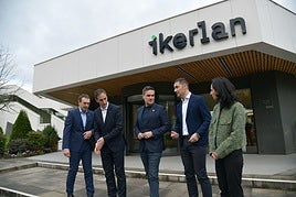 Pello Rodríguez, Mikel Jauregi y Ion Etxeberria, en el centro, en la firma del acuerdo hoy en Arrasate.