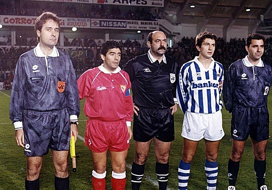 Diego Armando Maradona y Andoni Imaz flanquean en el partido de 1992 a Ramos Marcos, que se retiraba del arbitraje.